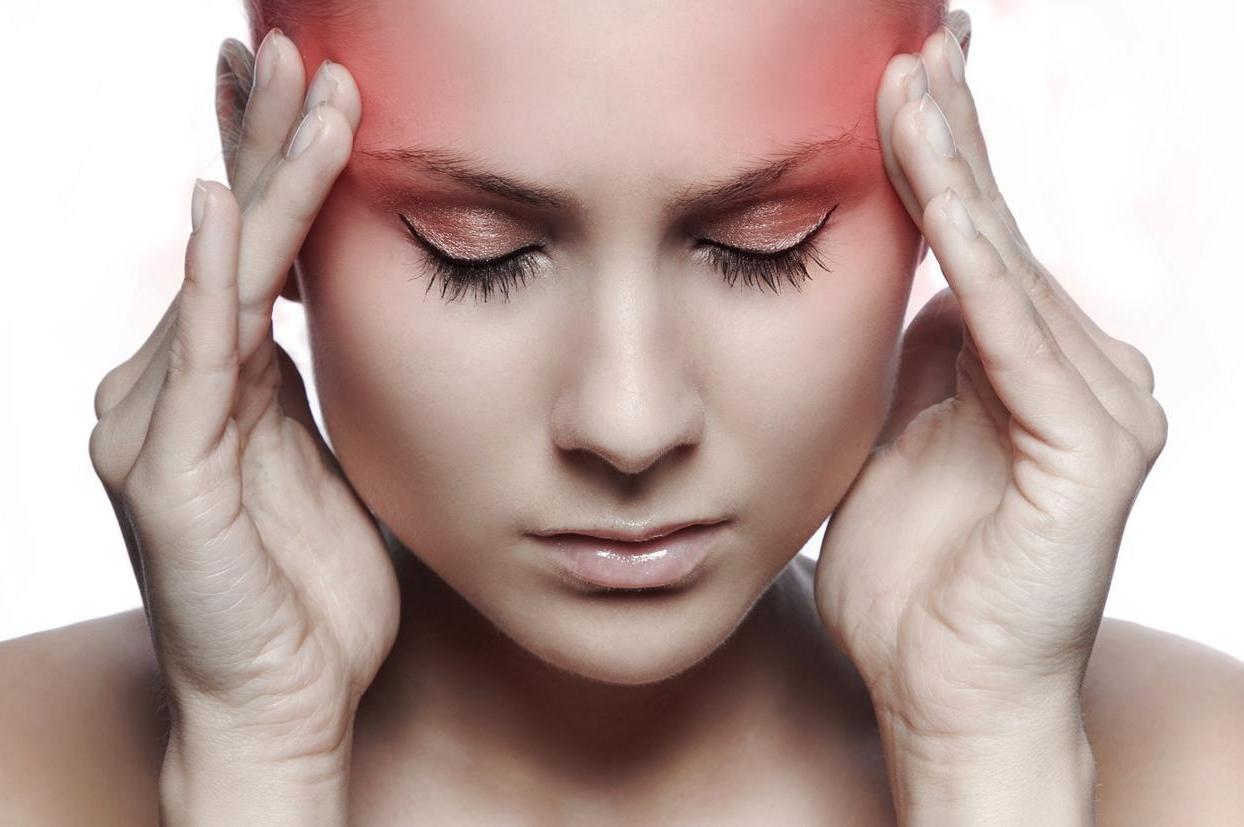 Чому болить голова: причини, симптоми, діагностика та коли слід викликати лікаря